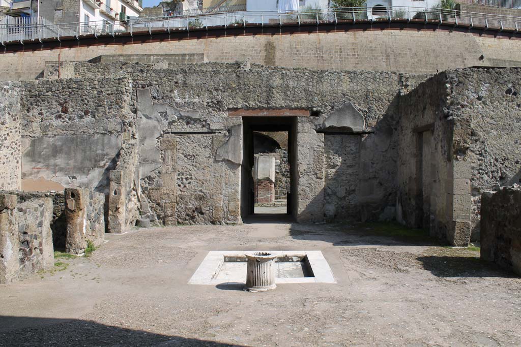 VI.13 Herculaneum. March 2014. Looking north across atrium.
Foto Annette Haug, ERC Grant 681269 DÉCOR.